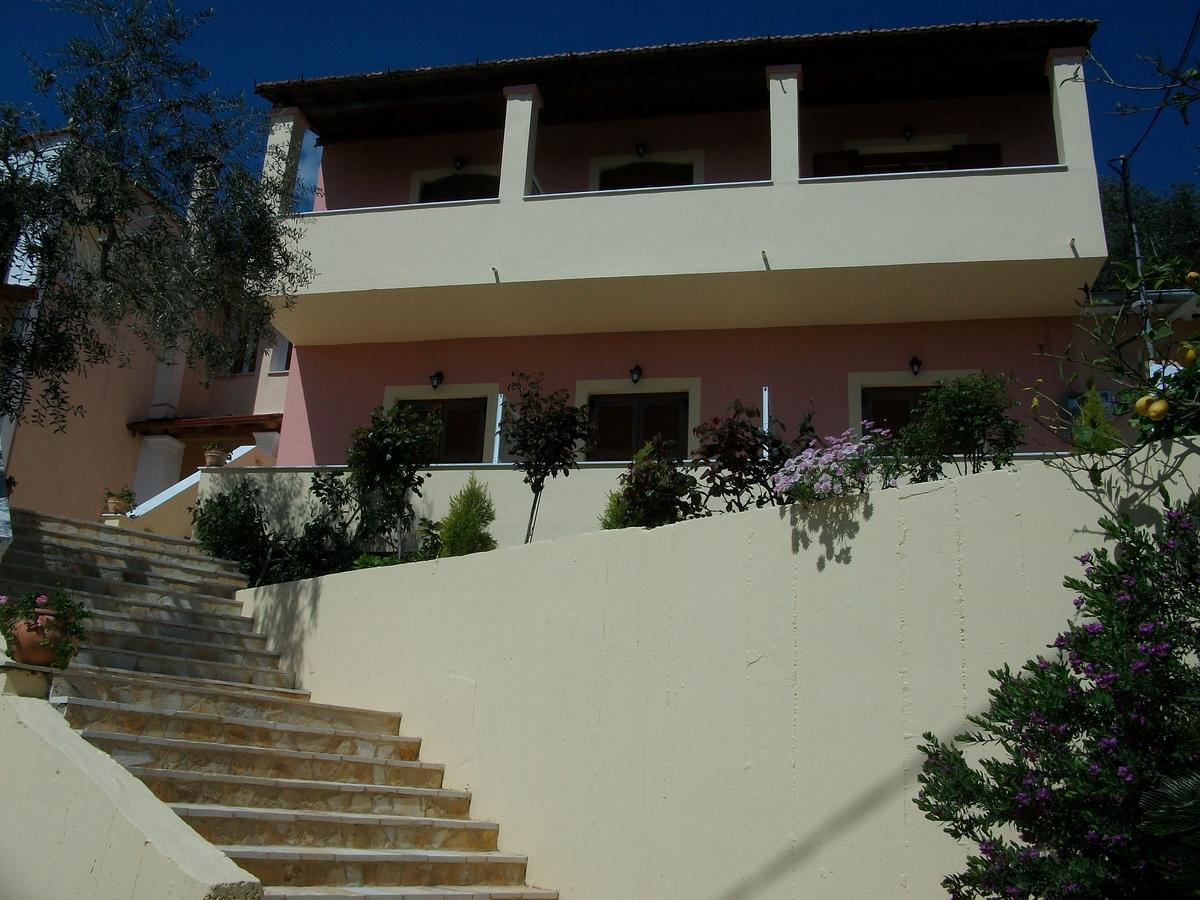 Apartment Roza's And