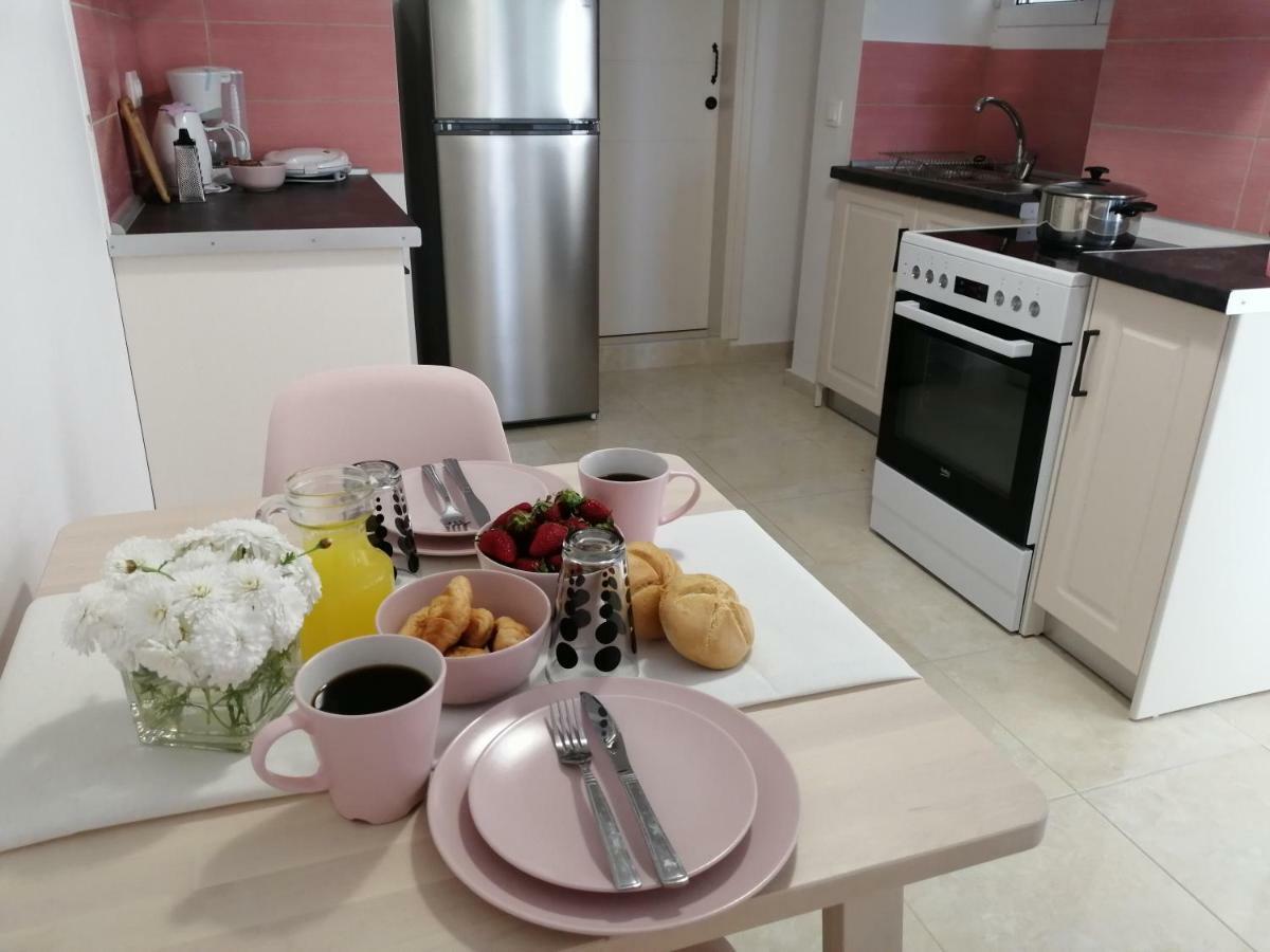 Apartment Roza's And *